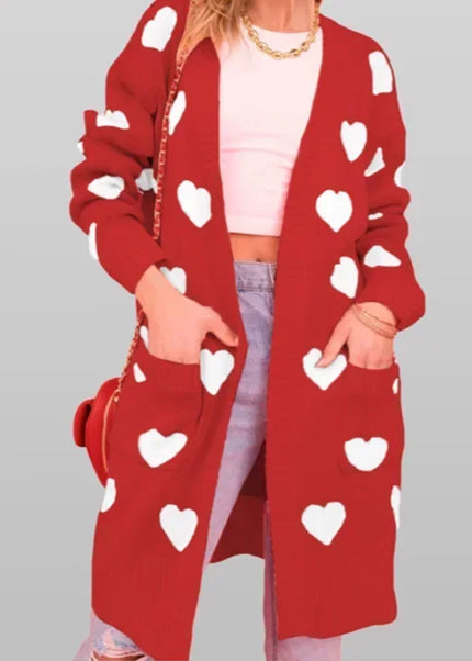 Roter Strickmantel mit Herzen, offen getragen mit Taschen