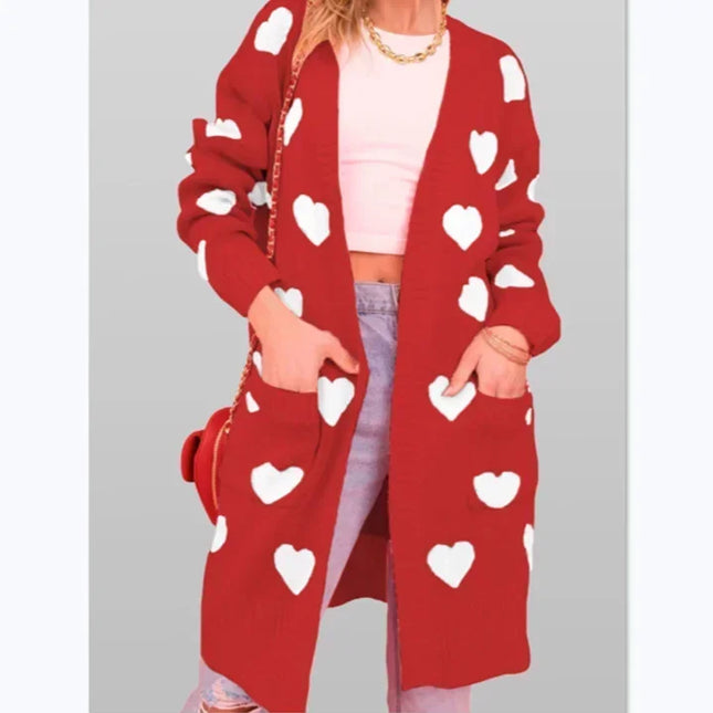 Roter Strickmantel mit Herzen, offen getragen mit Taschen