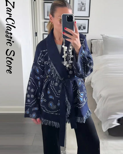 Seitenansicht des Strickmantels mit Paisley-Muster