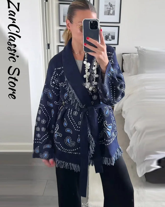Rosa Strickmantel mit Gürtel und Fransen, Nahaufnahme Jacquard-Struktur