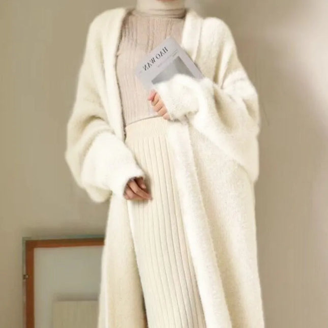 Detailaufnahme des flauschigen Plueschstricks in Beige