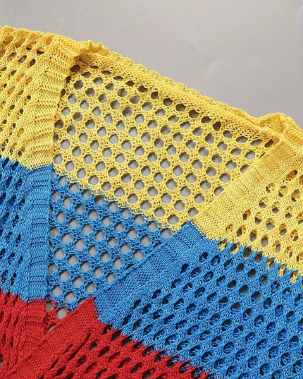 Rückansicht des bunten Strickmantels mit Bindeband in Häkeloptik