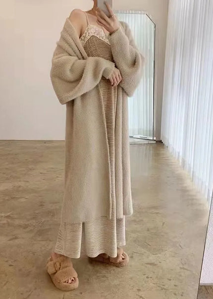 Beiger flauschiger Oversize Strickmantel für Damen, bodenlang