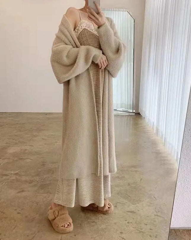 Beiger flauschiger Oversize Strickmantel für Damen, bodenlang