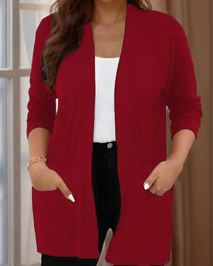 Roter Strickmantel in großen Größen, offener Rippstrick-Cardigan von vorne