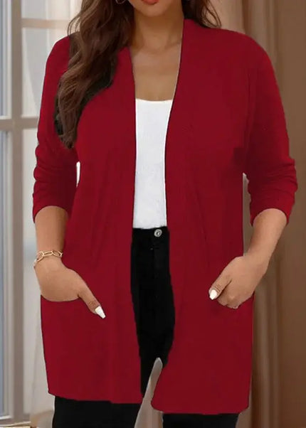 Roter Strickmantel in großen Größen, offener Rippstrick-Cardigan von vorne