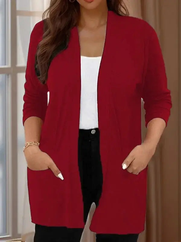 Roter Strickmantel in großen Größen, offener Rippstrick-Cardigan von vorne