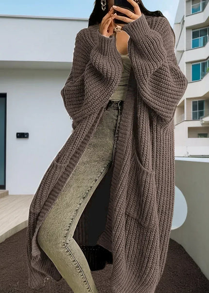 Taupefarbener Oversize Strickmantel mit V-Ausschnitt und Taschen - Frontansicht