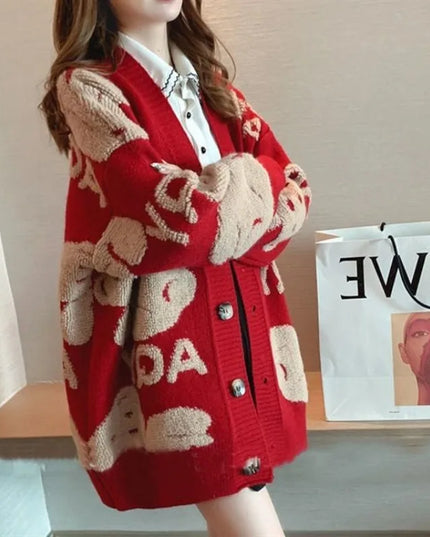Seitenansicht des roten Strickmantels mit beigem Bären Print