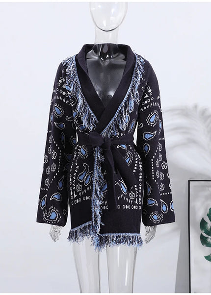 Strickmantel schwarz blau paisley mit Bindegürtel, Vorderansicht