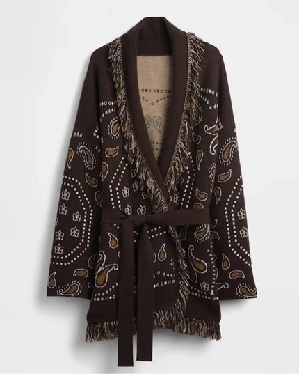 Dunkelbrauner Strickmantel mit Paisley Muster, Vorderansicht mit Bindegürtel