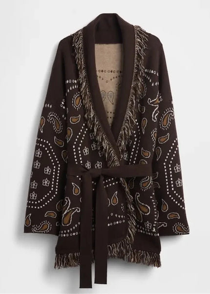 Dunkelbrauner Strickmantel mit Paisley Muster, Vorderansicht mit Bindegürtel