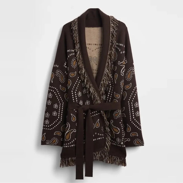 Dunkelbrauner Strickmantel mit Paisley Muster, Vorderansicht mit Bindegürtel