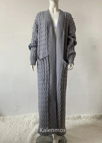 Grauer Strickmantel mit Zopfmuster bodenlang V-Ausschnitt Taschen