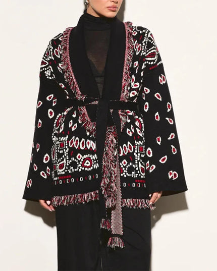 Strickmantel schwarz rot mit Paisley, Vorderansicht mit Bindegürtel