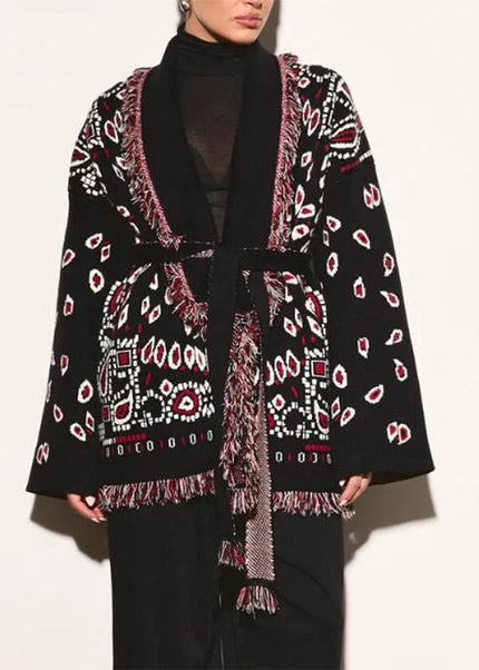 Strickmantel schwarz rot mit Paisley, Vorderansicht mit Bindegürtel