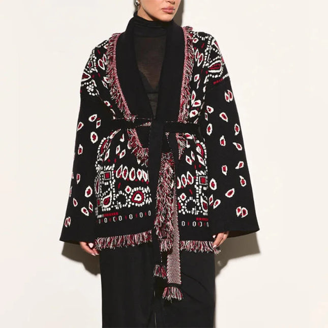 Strickmantel schwarz rot mit Paisley, Vorderansicht mit Bindegürtel