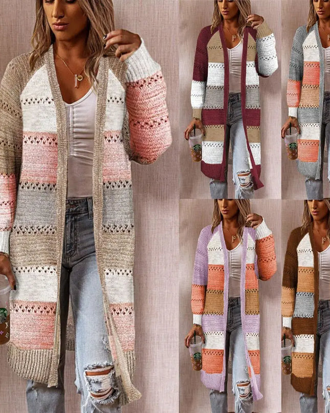 Detailansicht des Colorblock-Strickmantels mit Lochmuster und lila Kante