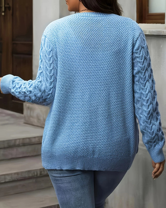 Hellblauer Zopfstrickmantel von vorne, Knopfleiste geschlossen
