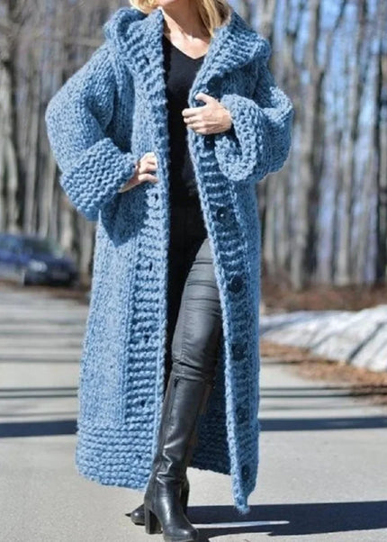 Blauer Strickmantel mit Kapuze Grobstrick, Vorderansicht, knielang