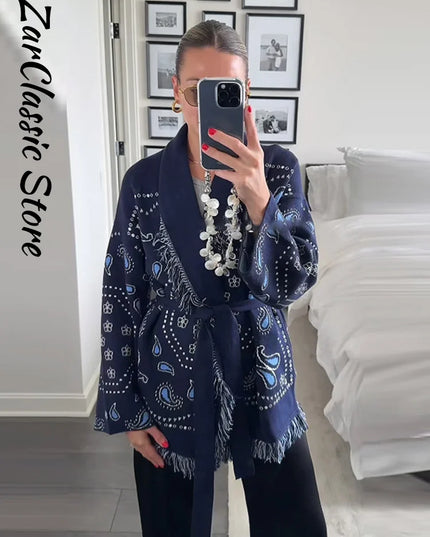 Strickmantel schwarz blau paisley, seitliche Ansicht