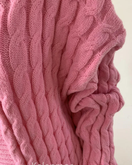 Gelber Strickmantel mit Zopfmuster, Nahaufnahme der Ärmel und des Kragens