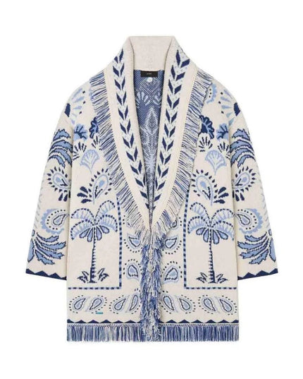 Cremefarbener Strickmantel mit blauem Jacquard-Muster und Bindegürtel