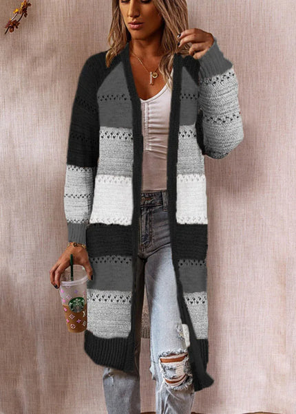 Schwarzer Strickmantel gestreift mit Colorblock und Lochmuster