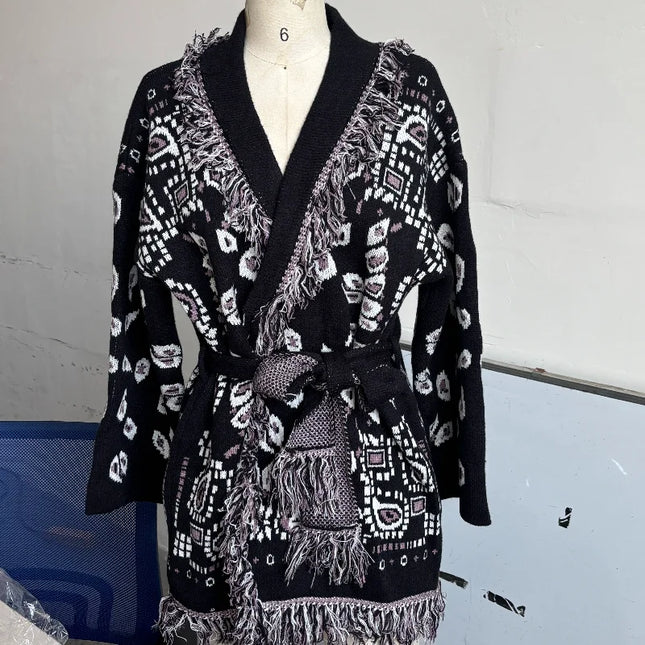 Schwarz weiß gemusterter Strickmantel mit Gürtel in Ganzansicht
