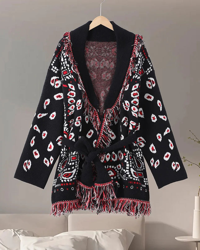 Rückansicht des schwarzen Strickmantels mit Paisley-Jacquard