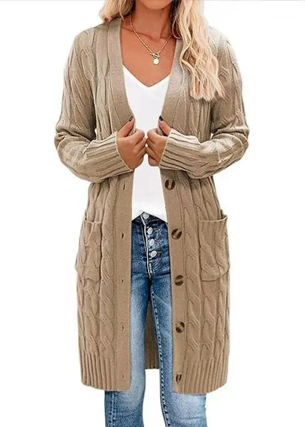 Camelfarbener Strickmantel mit Zopfmuster, V-Ausschnitt und Knopfleiste