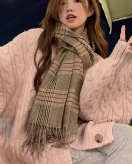 Rosa Oversize Strickmantel mit Zopfmuster, Nahaufnahme des Grobstricks