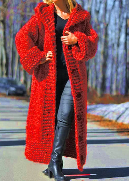 Roter Strickmantel mit Kapuze und Knopfleiste