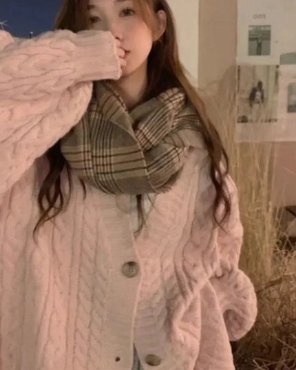 Rosa Oversize Strickmantel mit Zopfmuster, Seitenansicht mit weiten Ärmeln