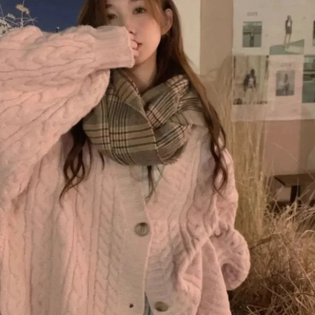 Rosa Oversize Strickmantel mit Zopfmuster, Seitenansicht mit weiten Ärmeln