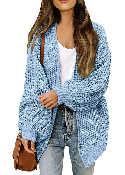 Hellblauer Oversize Strickmantel mit Ballonärmeln - Vorderansicht