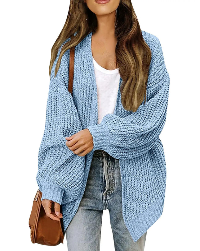 Hellblauer Oversize Strickmantel mit Ballonärmeln - Vorderansicht