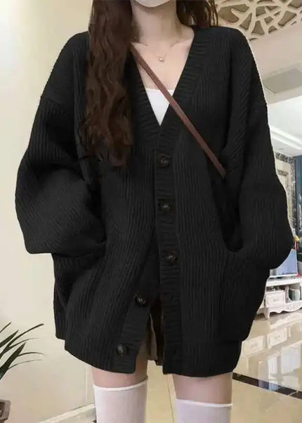 Schwarzer Strickmantel knielang im Oversize-Schnitt mit Knopfleiste