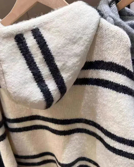 Strickmantel mit Kapuze, Rückenansicht, Streifenmuster