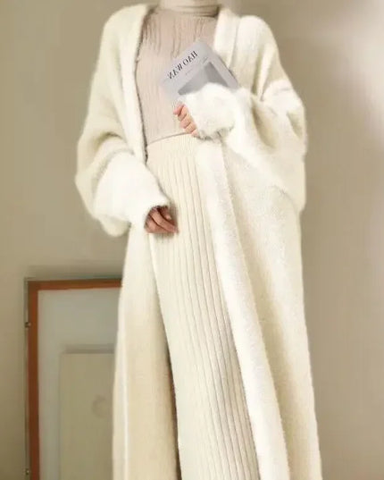 Camelfarbener Strickmantel mit Plüschstrick von der Seite