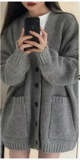 Grauer Strickmantel knielang oversize mit V-Ausschnitt