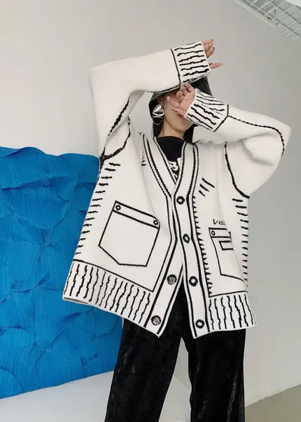 Weißer Strickmantel mit Graffiti Print in der Frontansicht