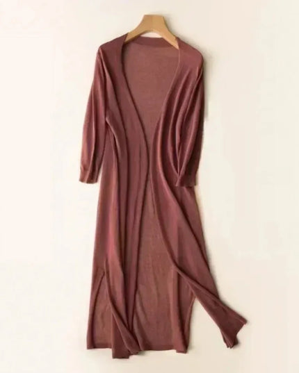 Rosa leichter Strickmantel, Ganzkörperaufnahme, fließende Silhouette und leichter Stoff