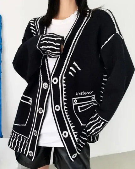 Schwarzer Strickmantel mit Graffiti Print, Oversize-Cardigan von vorn