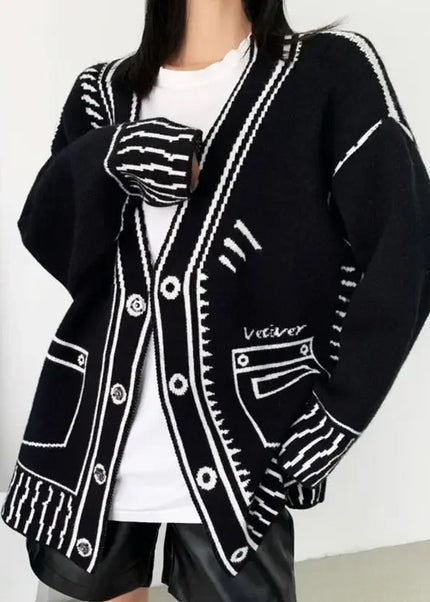 Schwarzer Strickmantel mit Graffiti Print, Oversize-Cardigan von vorn