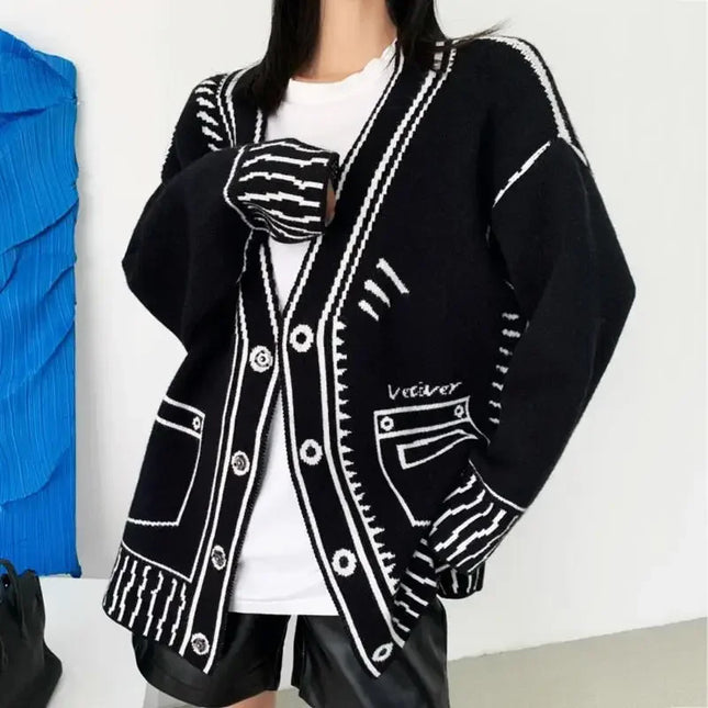 Schwarzer Strickmantel mit Graffiti Print, Oversize-Cardigan von vorn