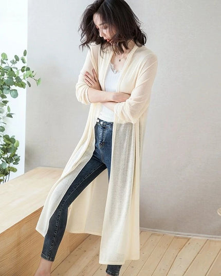 Graugrüner Sommer Strickmantel lang, offen getragen auf heller Hose
