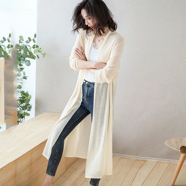 Graugrüner Sommer Strickmantel lang, offen getragen auf heller Hose