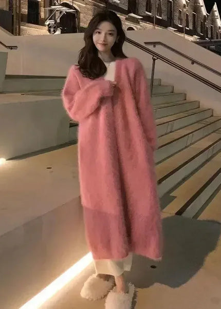 Rosa Strickmantel flauschig lang, frontale Ansicht auf den Oversize-Schnitt