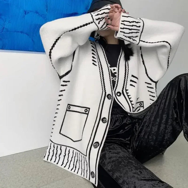 Weißer Strickmantel mit Graffiti Print von der Seite